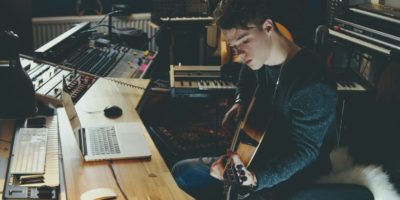 Writing songs – alone or better in a team?